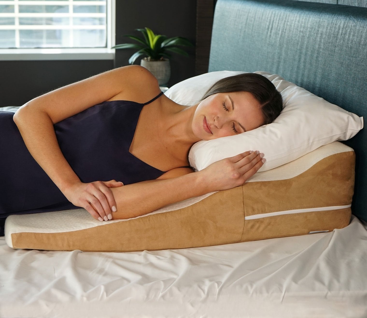 Avana Wavy Bed Wedge Memory Foam Pillow by Avana