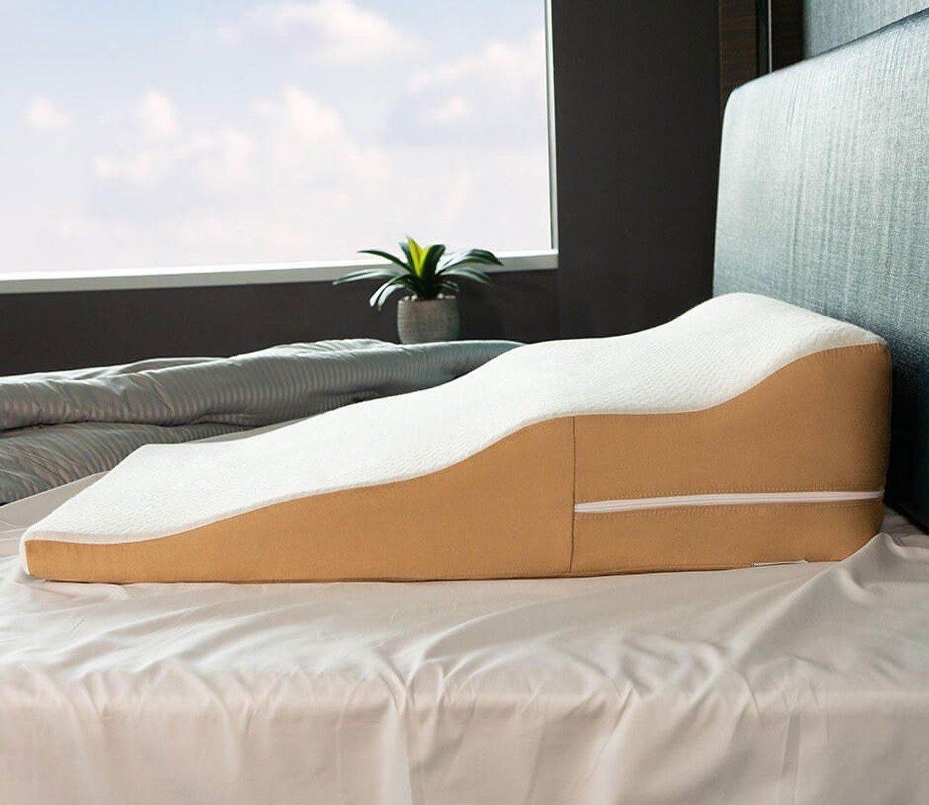 Avana Wavy Bed Wedge Memory Foam Pillow by Avana