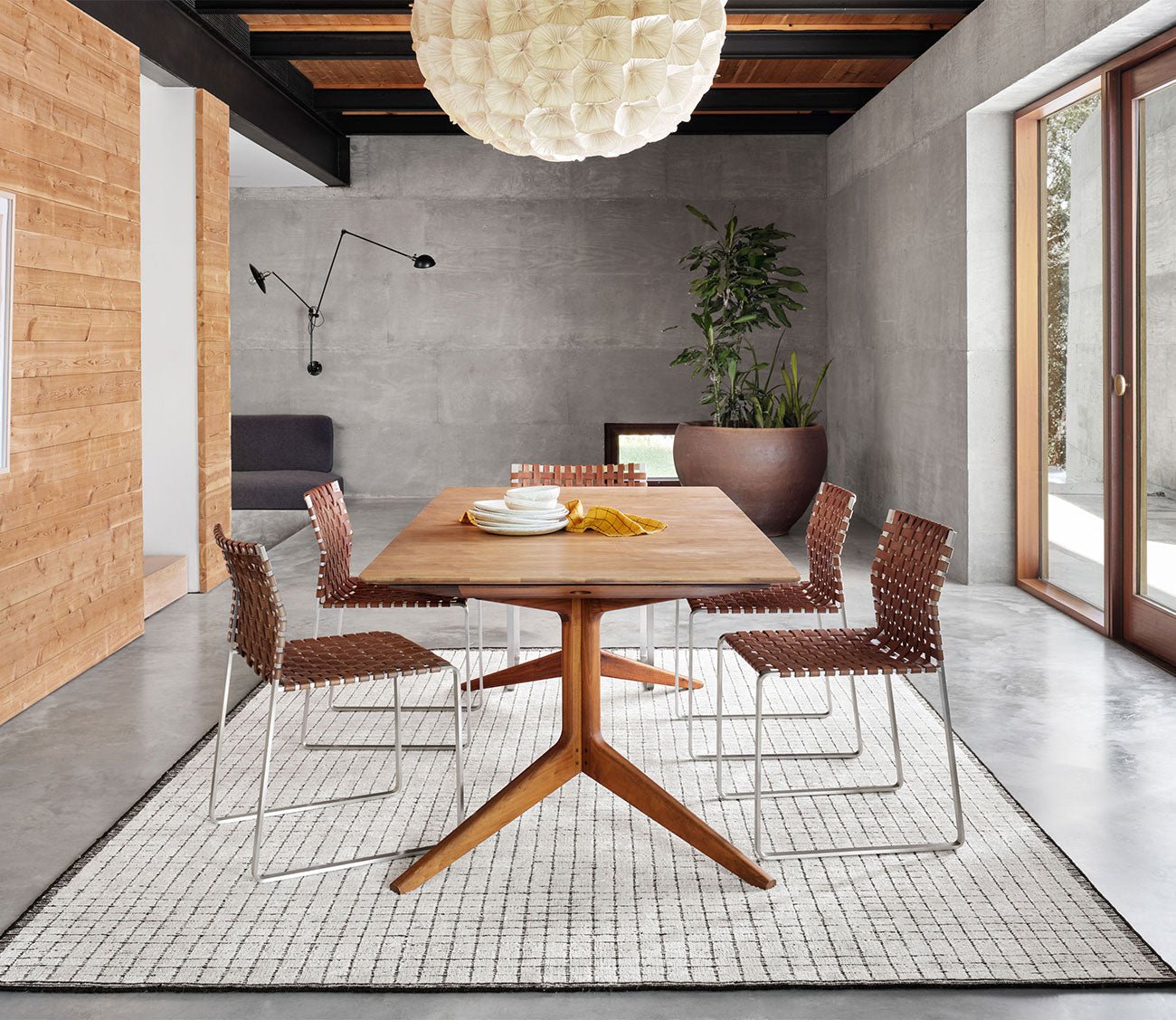 Beverly Ivory Black Area Rug