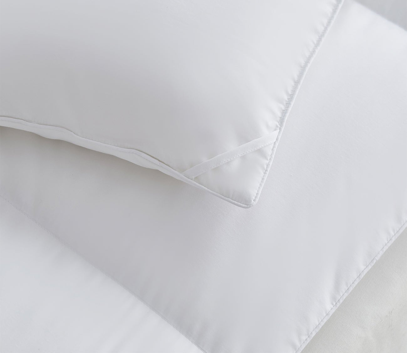 Serta All Season Polyester and Cotton Blend Goose Down Fiber Comforter by Serta