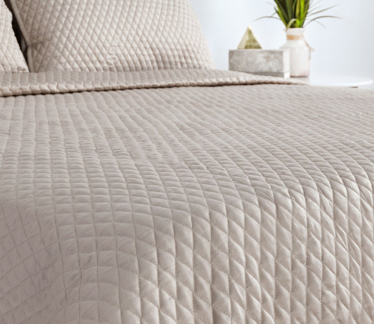 Villa by Classic Home Diamond Pebble Sateen Quilt by Villa by Classic Home