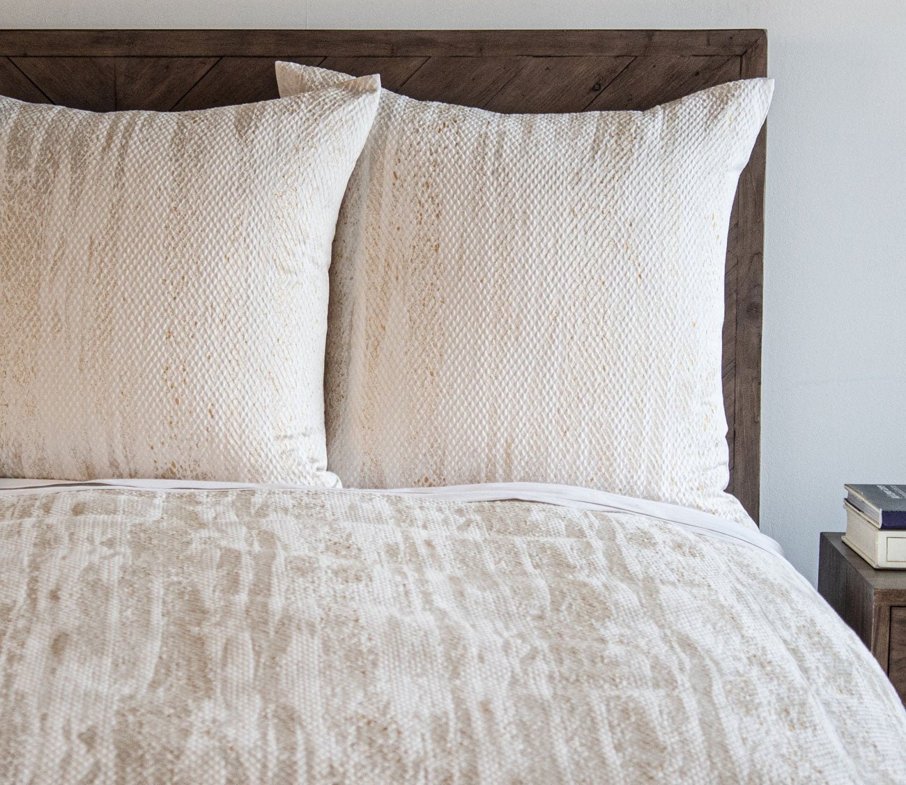 Escama Diamond Texture Throw Pillow