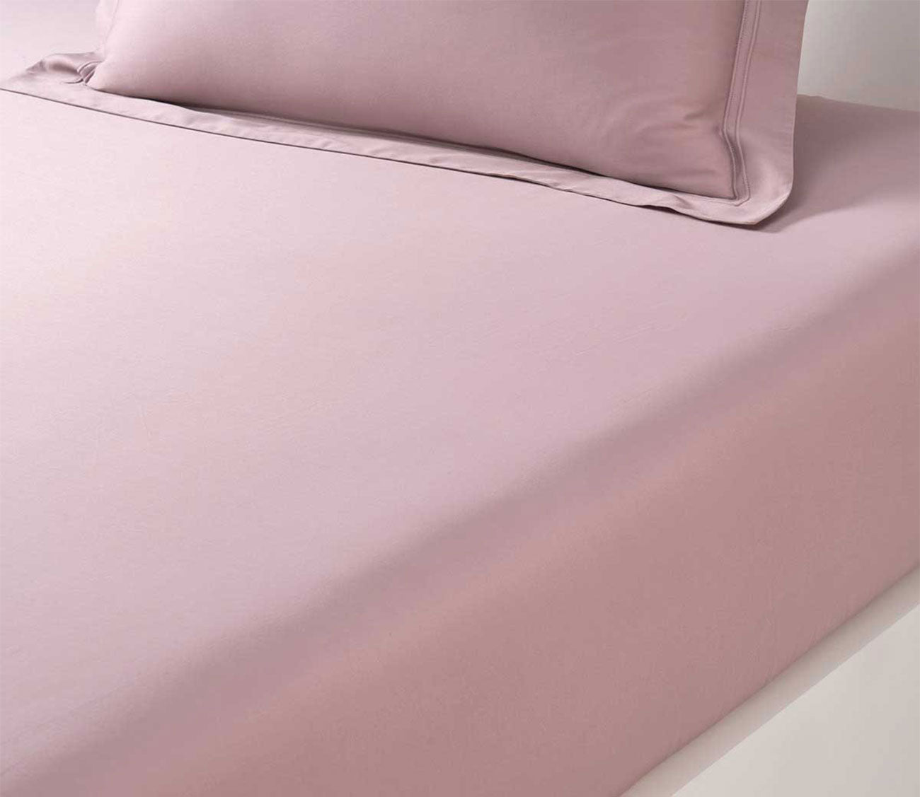 Triomphe Organic Cotton Sateen Fitted Sheet by Yves Delorme